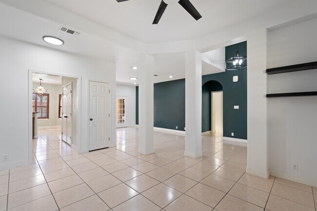 Building Photo - 206 Saddle Blanket