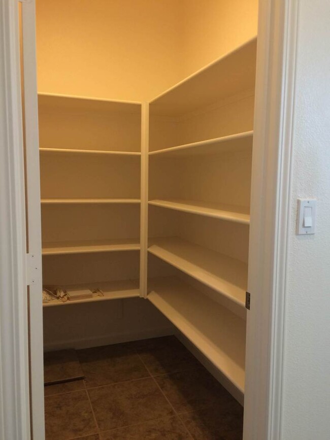 Building Photo - BEAUTIFUL  4+2 - $2550+$2550 Deposit - 93313