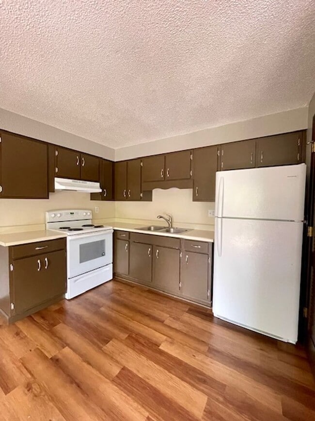 Building Photo - GREAT 2 Bedroom Available!