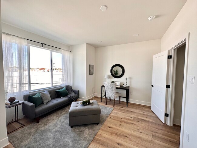 Building Photo - 2430 E Tioga St