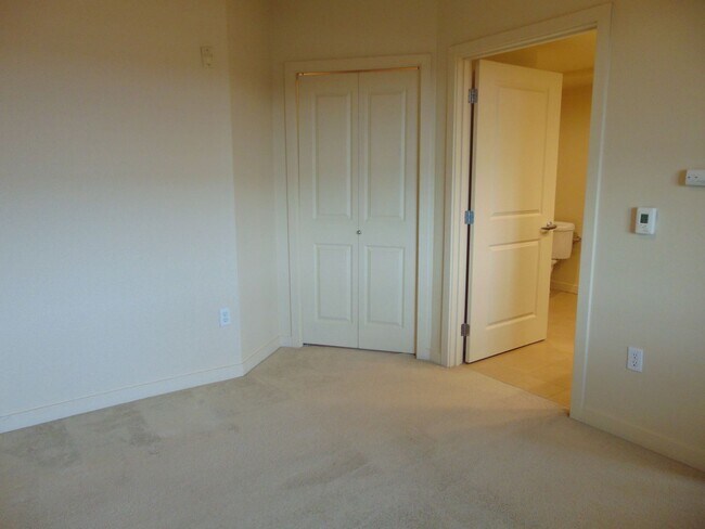 Building Photo - Luxurious and Spacious Ballard 1 Bedroom C...