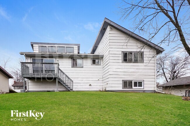 Building Photo - 3317 Fountainbleau Dr