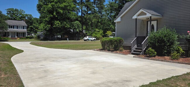 Building Photo - Nice Home with Many Amenities