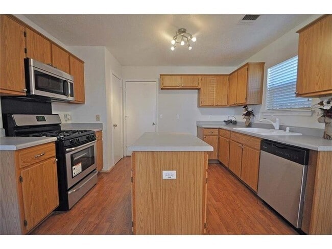 Building Photo - 1500 Sylvia Ln