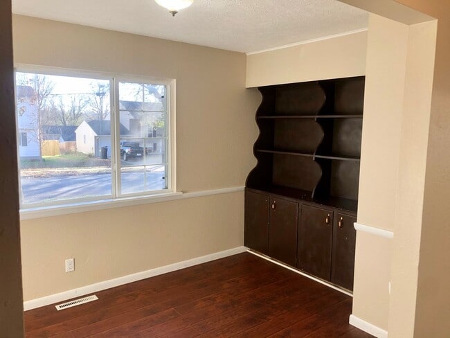 Building Photo - 3 bedroom 1.5 bathroom home Available Now