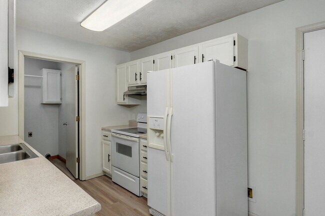 Building Photo - Charming 3 Bedroom, 2 Bathroom house in Ni...