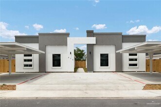 Building Photo - 22 Acacia St