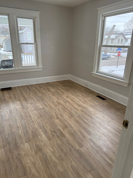 Building Photo - 505 6th St NE