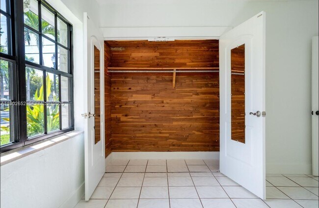 Building Photo - 2121 SW 13th Ave