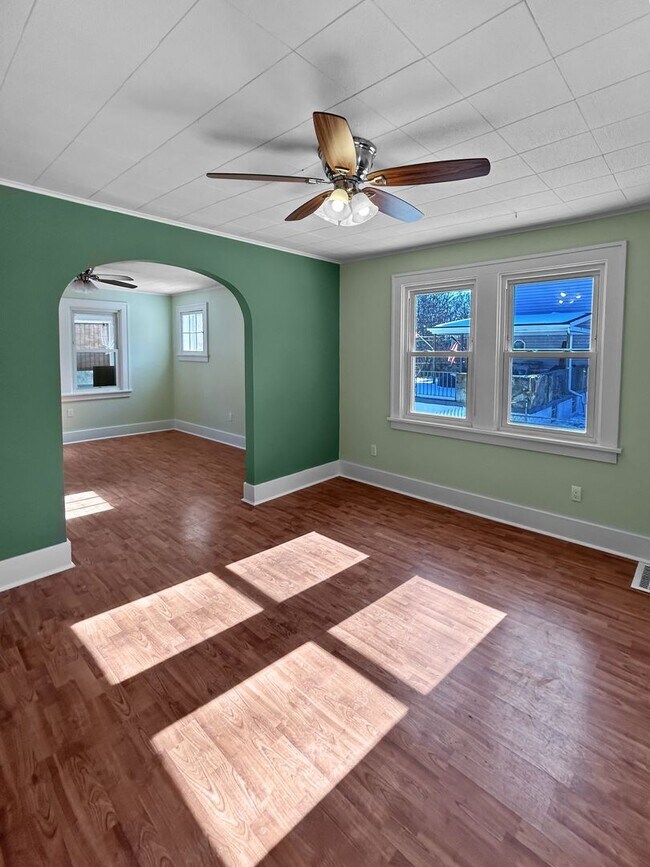 Building Photo - Welcome to this charming 2-bedroom, 1-bathroom home located in the heart of Crescent Township, PA