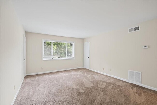 Building Photo - 2430 Coosawattee Dr NE
