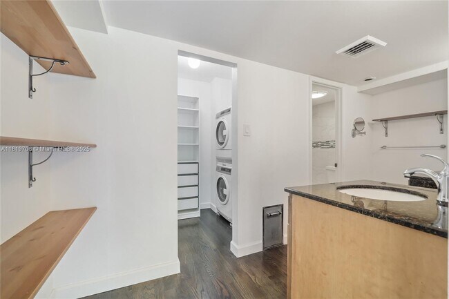 Building Photo - 2901 S Bayshore Dr