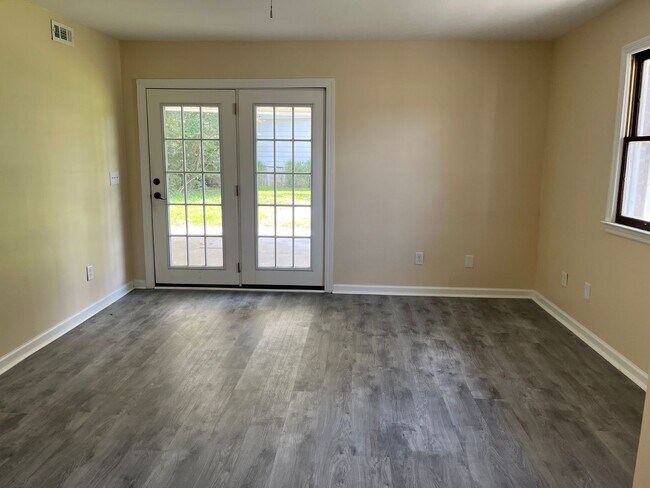 Building Photo - 220 Edgewood Dr