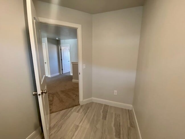 Building Photo - SPACIOUS TOWNHOME FOR RENT!
