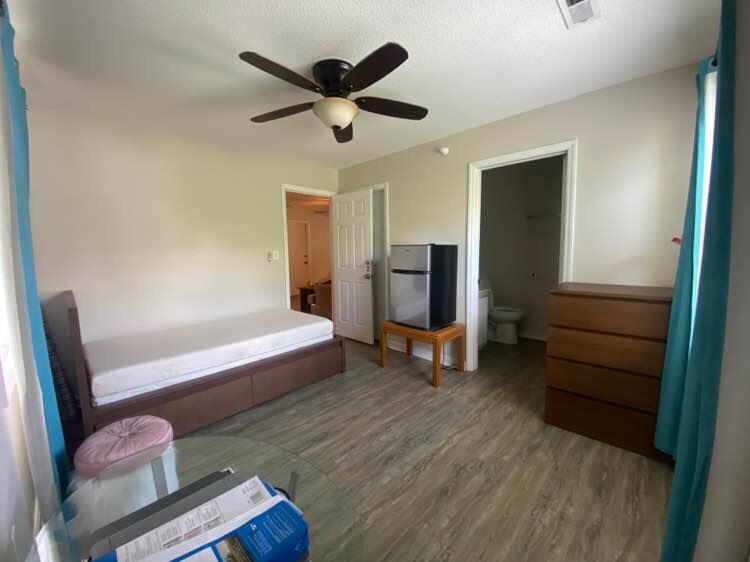 Building Photo - Room in Condo on Carlton Ave