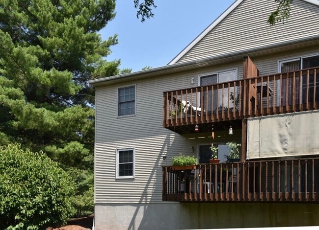 Building Photo - Cozy 2 Bedroom Condo