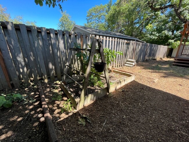 Building Photo - This Adorable 3 Bed / 2.5 Bath Ranch Style Homes Offers A Large Backyard and Beautiful Natural Li...