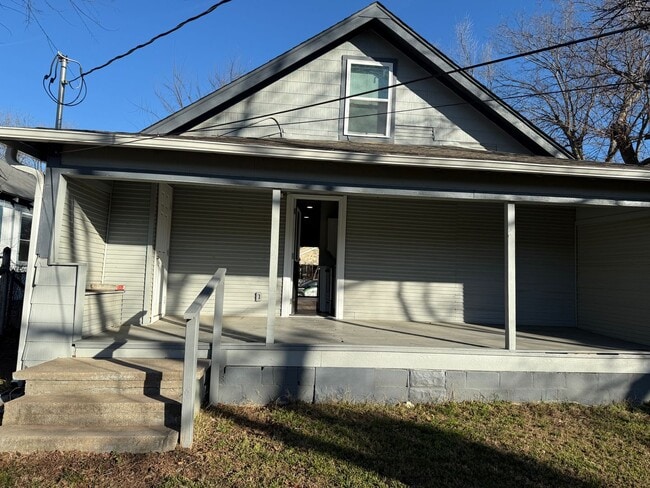 Building Photo - 2 bedroom House with Bonus Room and Fenced Yard