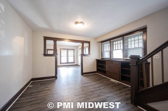 Building Photo - "Charming 3-Bed Duplex Retreat in Indianapolis – Spacious 1,318 Sq Ft with Modern Amenities!"