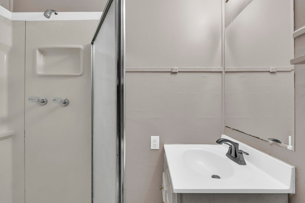 Building Photo - 817 College St