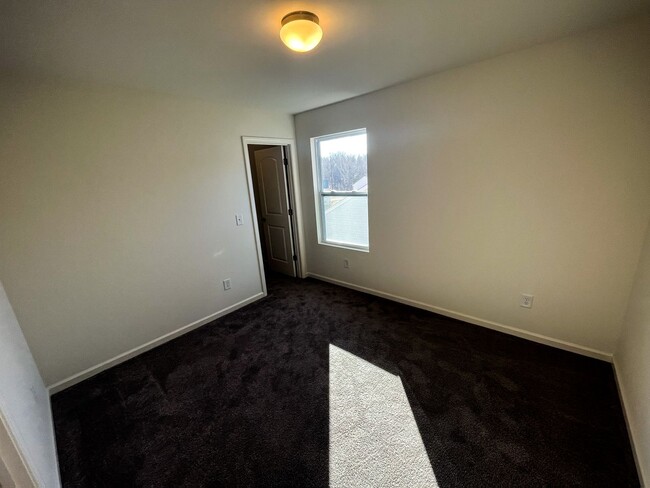 Building Photo - Beautiful 3 bedroom, 2 1/2 bathroom home i...