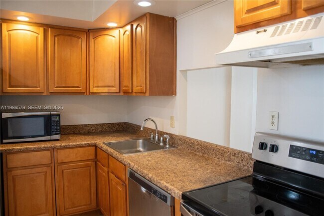 Building Photo - 505 E Dania Beach Blvd