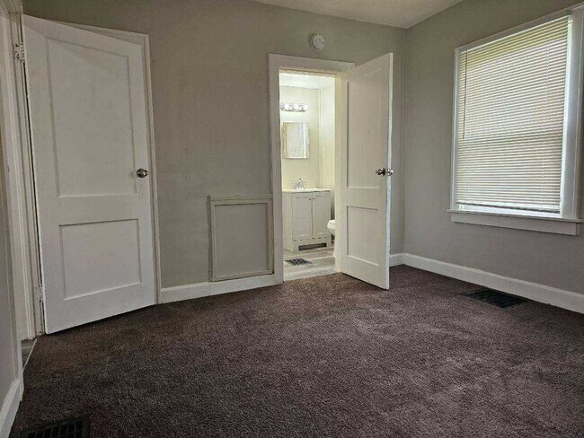 Building Photo - 1 bed 1 bath House