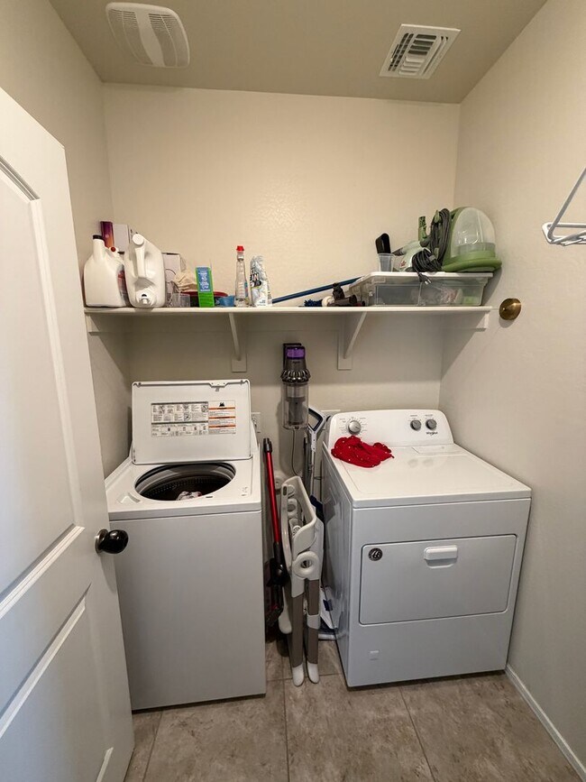 Building Photo - Upgraded and Spacious 4 Bed/2 Bath in Buckeye