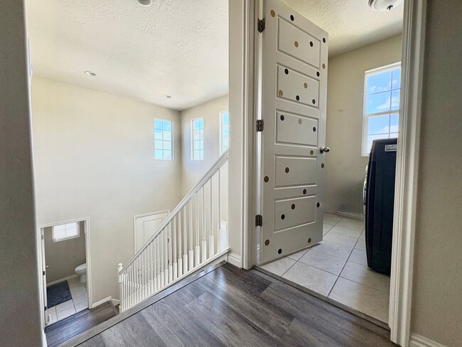 Building Photo - 3 Bed, 2.5 Bath Lakeview Home (Upper Unit) with Private Yard in Quiet Neighborhood!