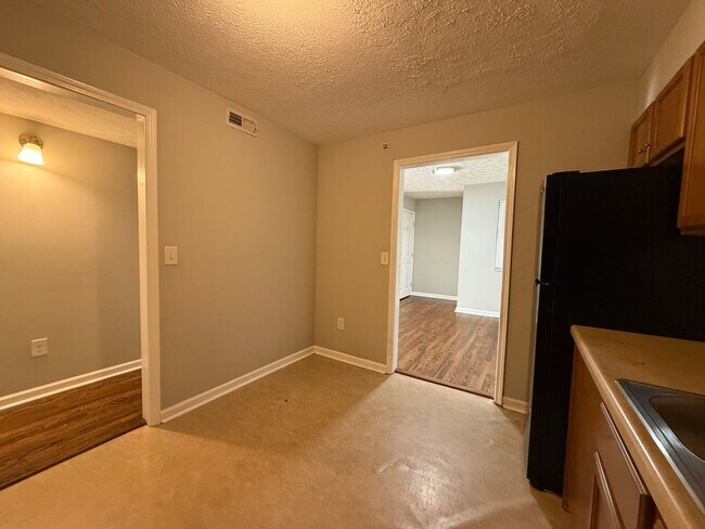 Building Photo - Completely Renovated 2 Bedroom / 2 Bathroom Apartment!