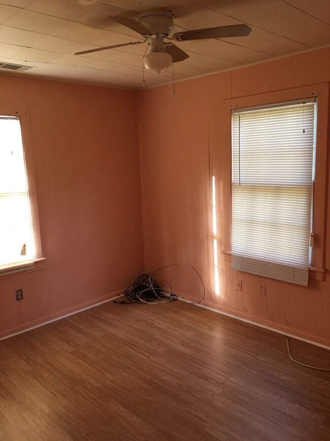 Building Photo - Single Family Home with large fenced back yard