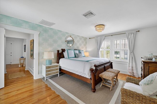 Building Photo - 235 10th Ave NE