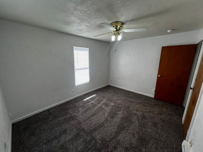 Building Photo - 3 bed 1 bath