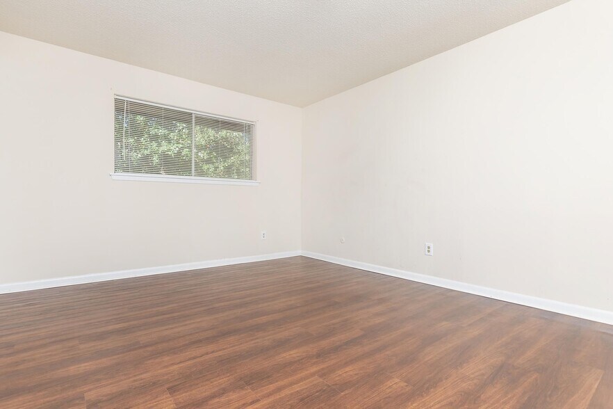 Building Photo - 1960 Camelot St