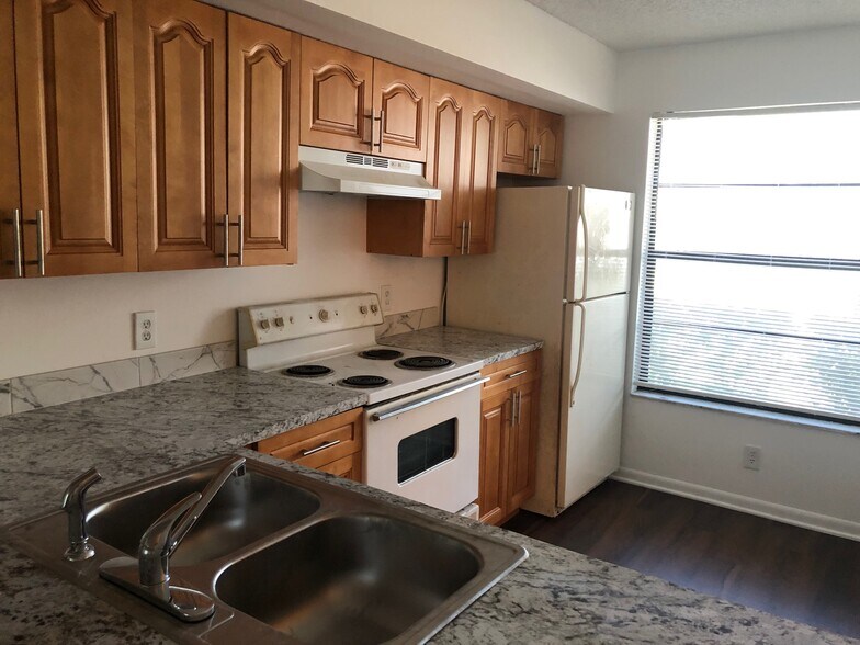 Building Photo - 203 Lake Pointe Dr