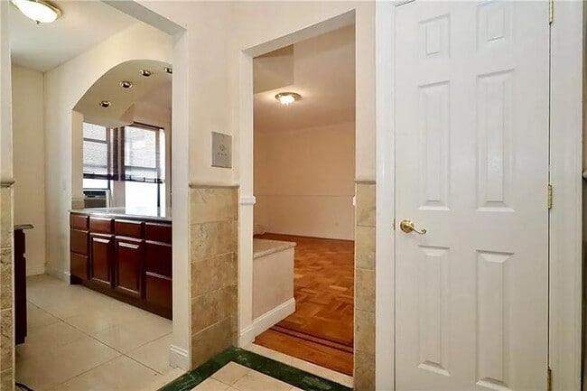 Building Photo - 1289 E 19th St