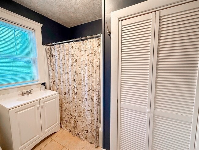 Building Photo - 66 Riverview Ave