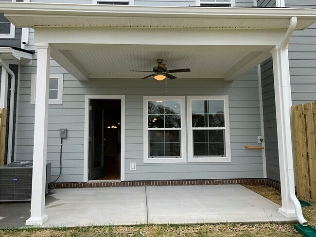 Building Photo - 2043 Orangery Dr
