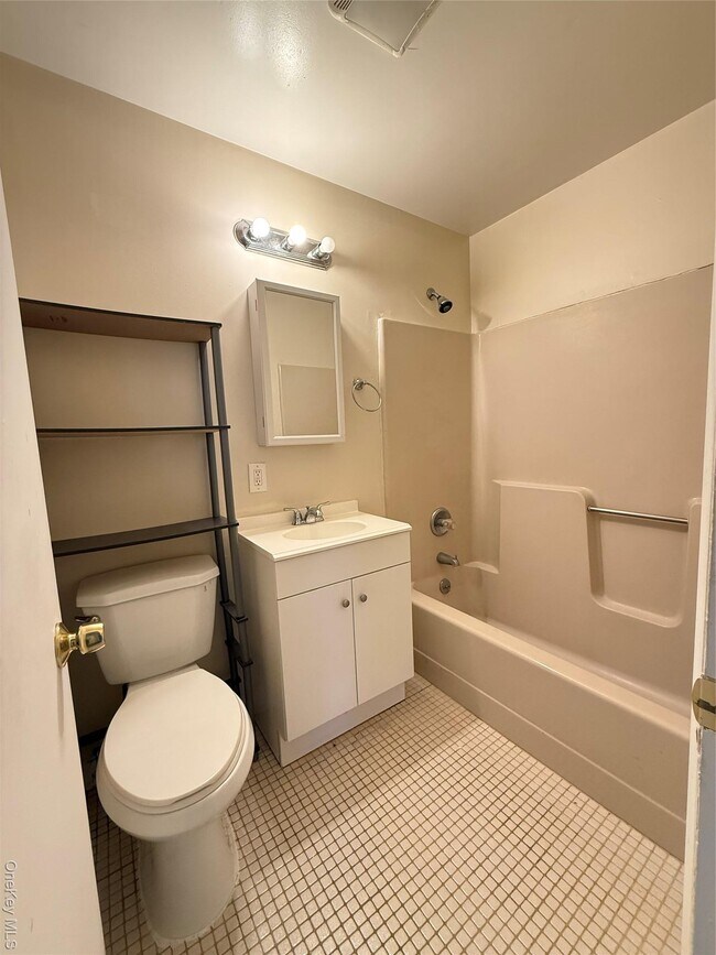 Building Photo - 33 Oak St