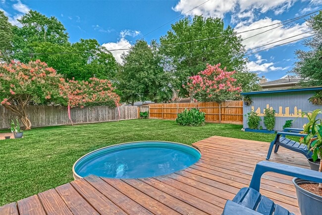 Building Photo - 2210 Saxon Dr