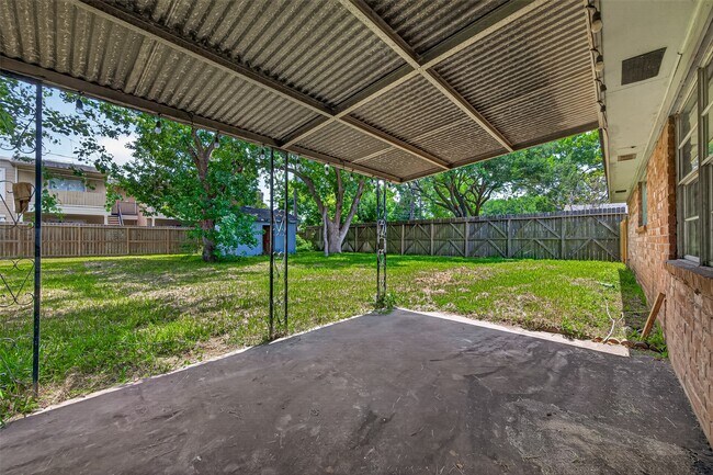 Building Photo - 2013 Long Dr