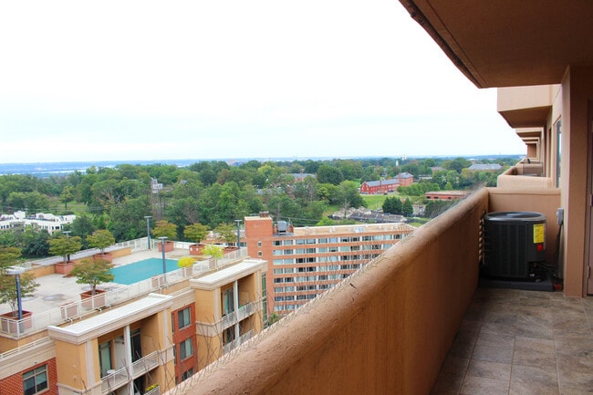 Building Photo - 1301 N Courthouse Rd