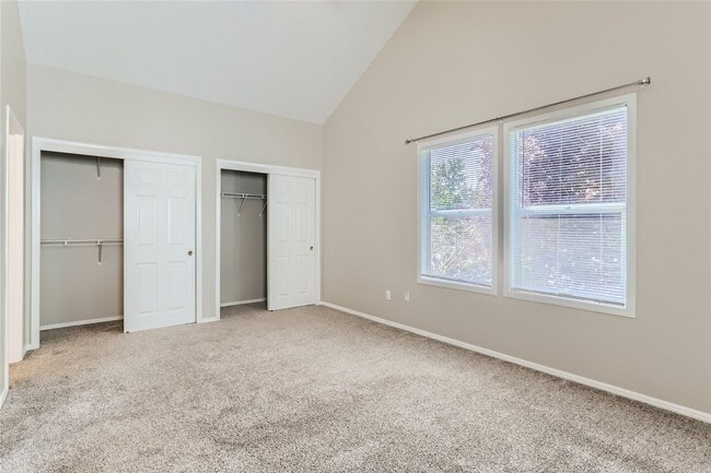 Building Photo - Spacious Two-Level Duplex Home with Fenced Backyard in Hillsboro!