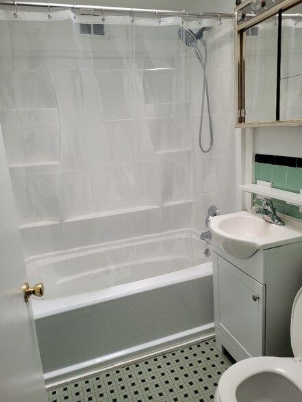 Building Photo - 1308 Maple Ave