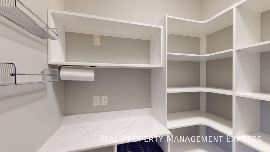 Building Photo - Beautiful 7 Bedroom 4 Bath Residence with ...