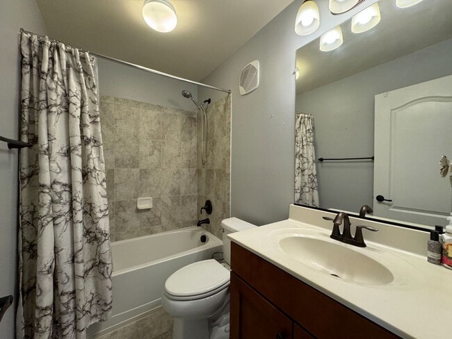 Building Photo - Stunning 3 Bed 2.5 Bath End Unit Townhome ...