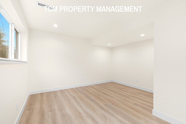 Building Photo - 1121 E Guiberson St