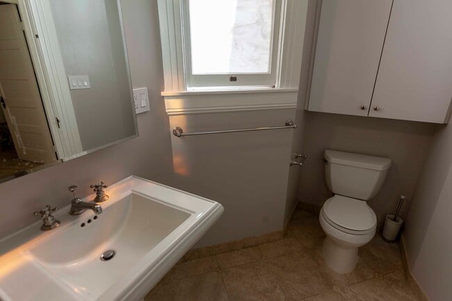 Building Photo - Beautifully Remodeled 3BR 2BA Top Floor Condo in Presidio Heights