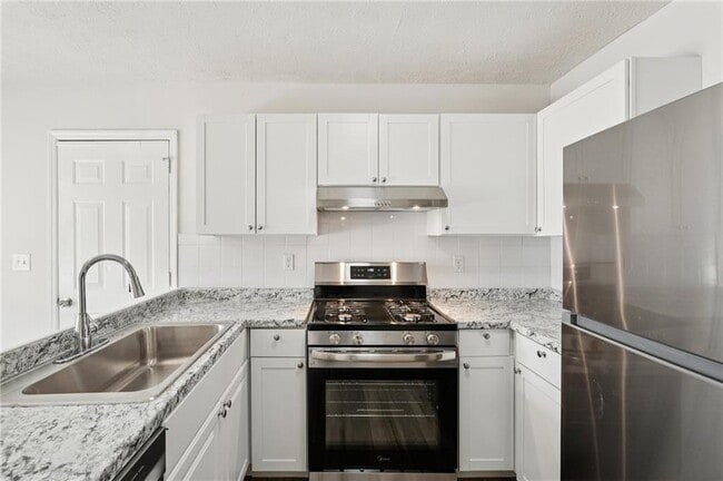 Building Photo - 240 Plantation Glen Ct