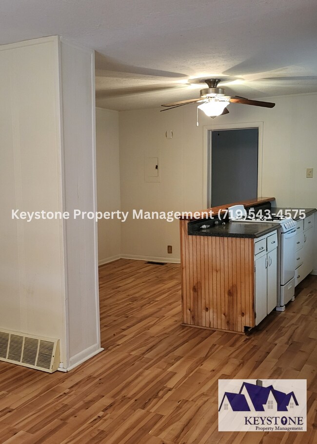 Building Photo - Downtown Apartment in 4-Plex with 2 Bedroo...